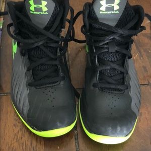 Boys size 1 high top under armour tennis shoes